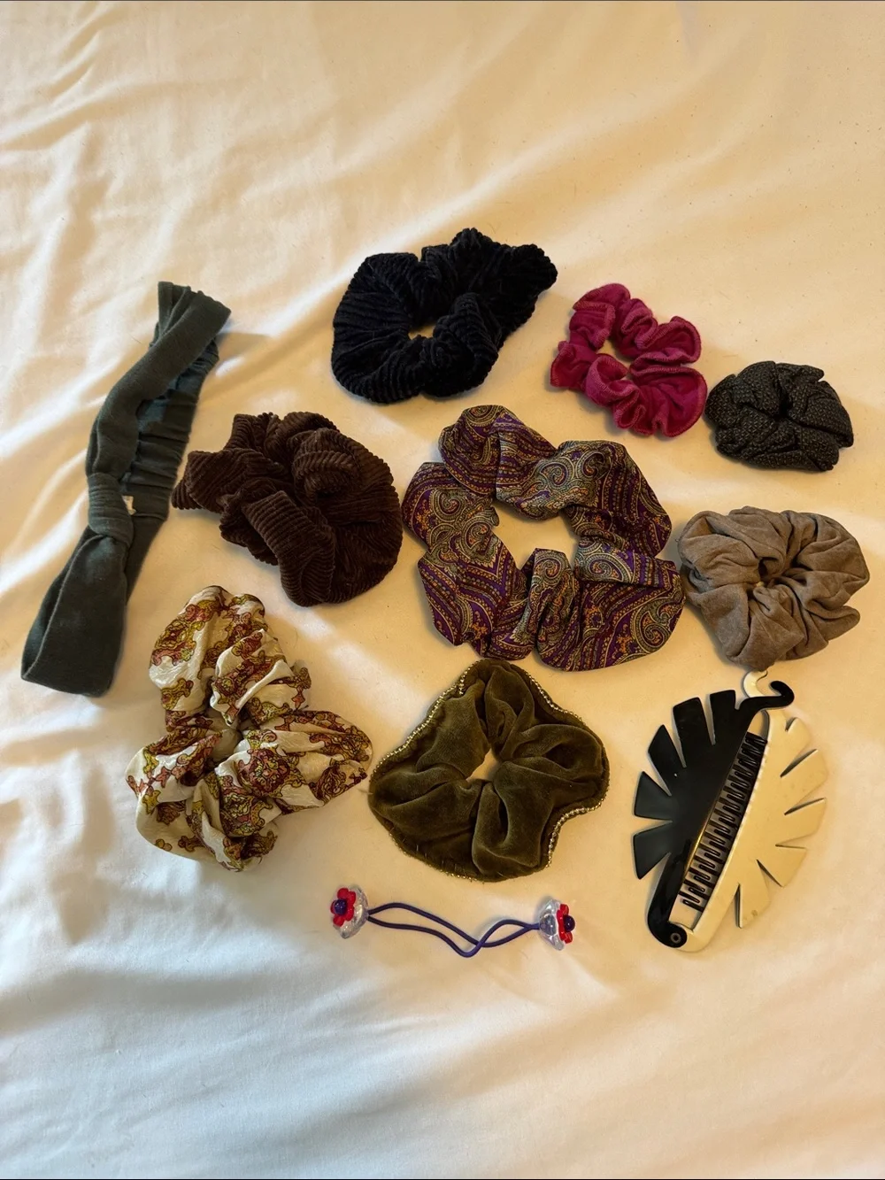 Assorted Women's Scrunchie & Hair Accessory Set - Mixed Colors